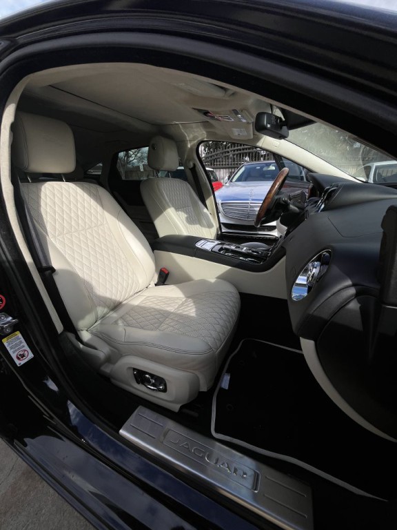 2016 Jaguar XJ Image 43