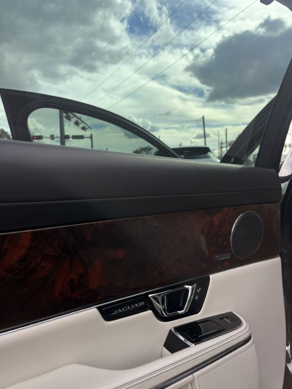 2016 Jaguar XJ Image 46