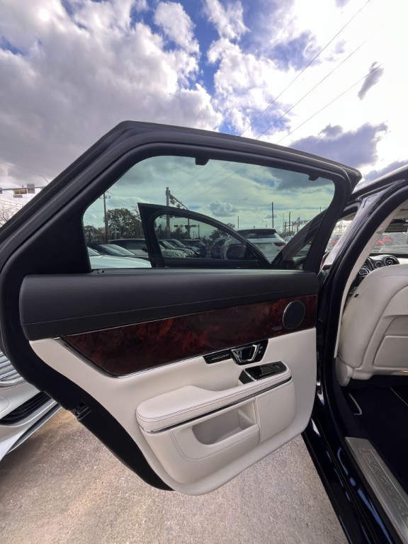 2016 Jaguar XJ Image 47