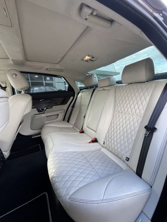 2016 Jaguar XJ Image 48