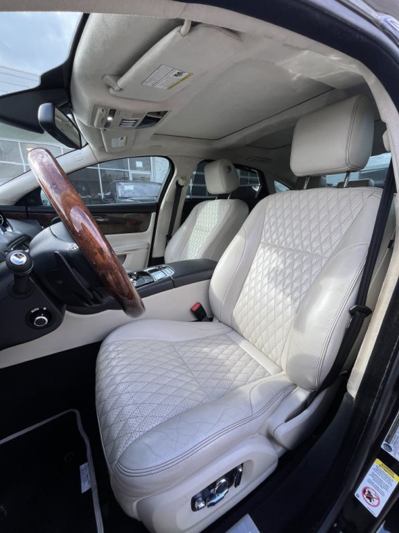 2016 Jaguar XJ Image 50