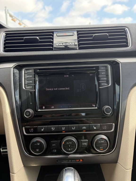 2018 Volkswagen Passat Image 24