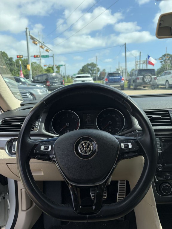 2018 Volkswagen Passat Image 32