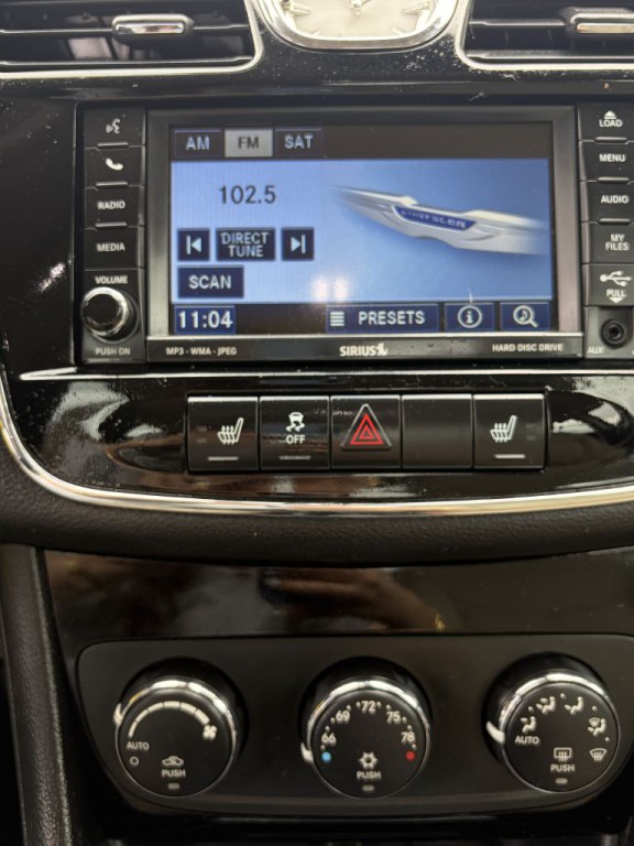 2011 Chrysler 200 Image 9