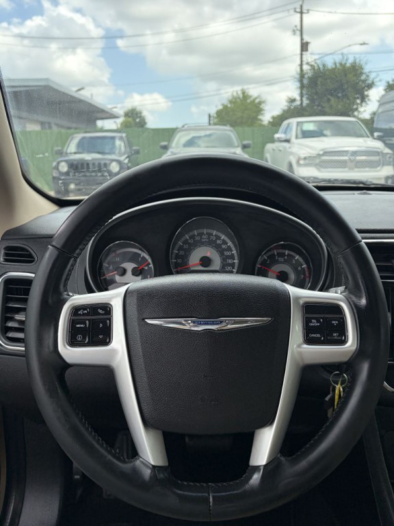 2011 Chrysler 200 Image 10