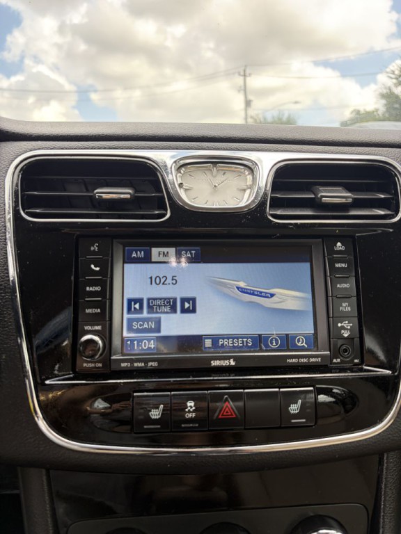 2011 Chrysler 200 Image 12