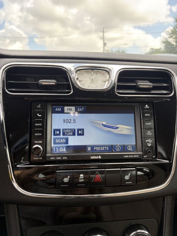 2011 Chrysler 200 Image 13