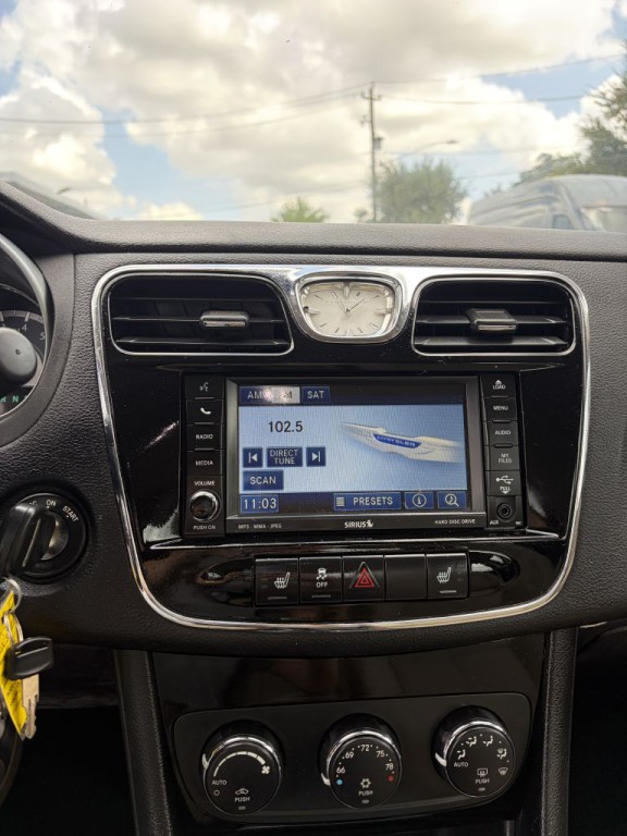 2011 Chrysler 200 Image 14