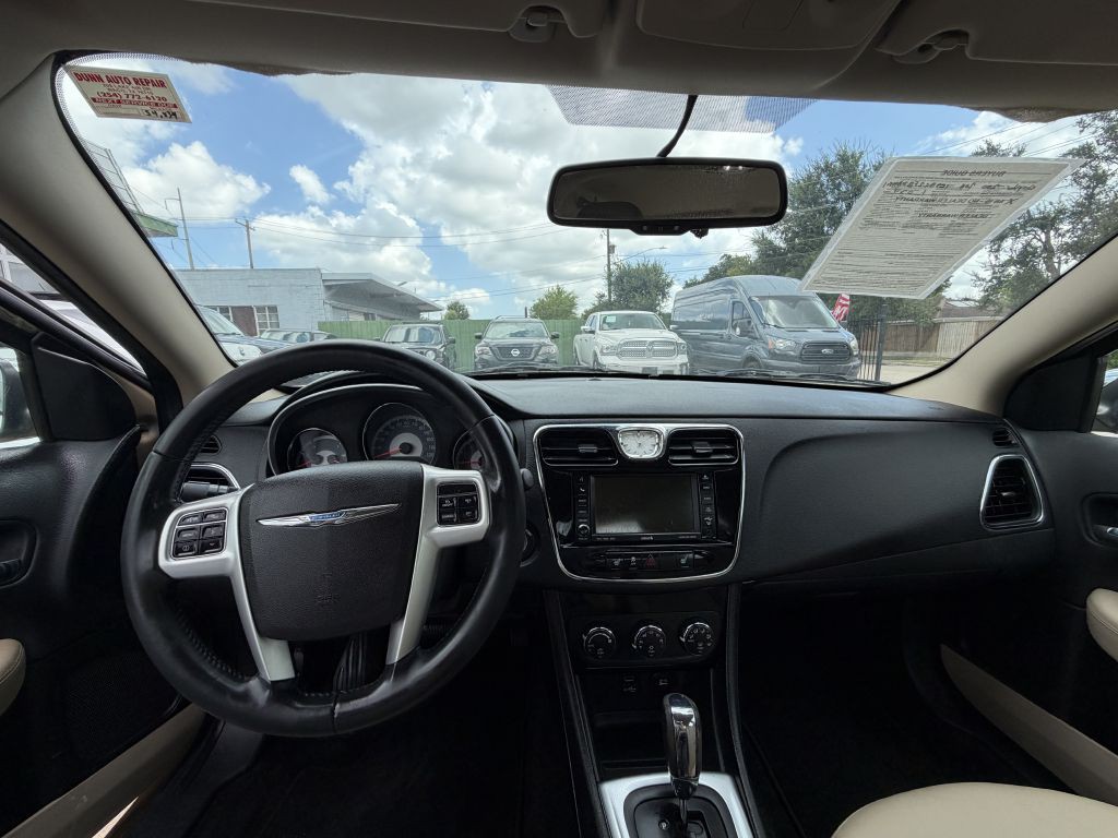 2011 Chrysler 200 Image 15