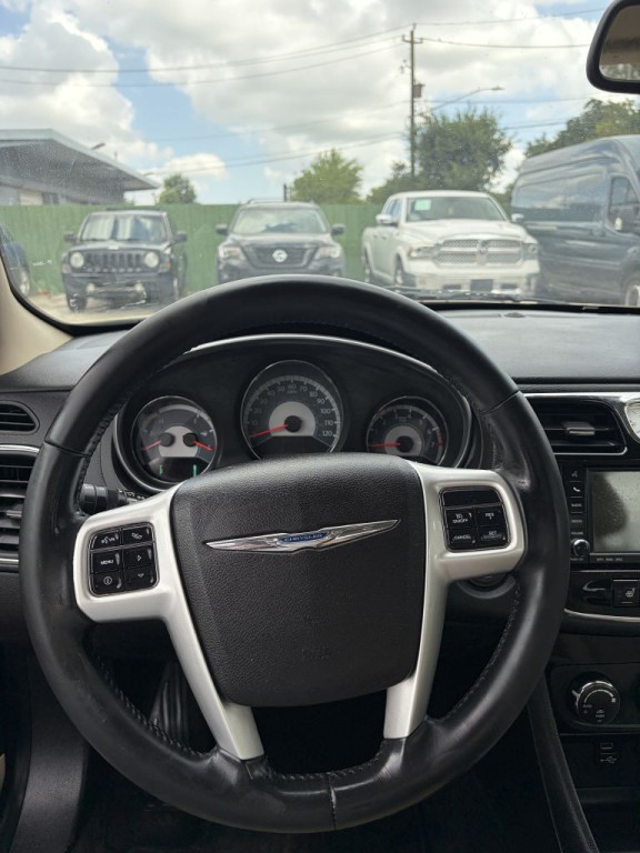 2011 Chrysler 200 Image 16