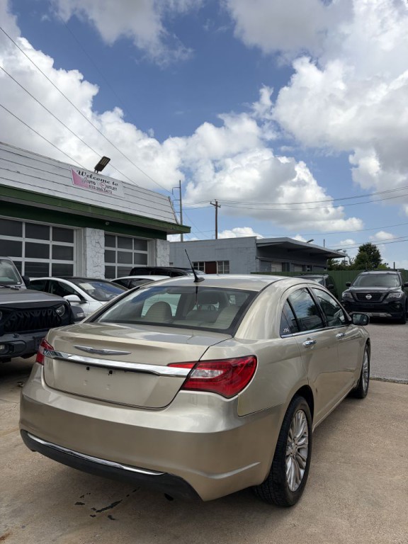 2011 Chrysler 200 Image 31