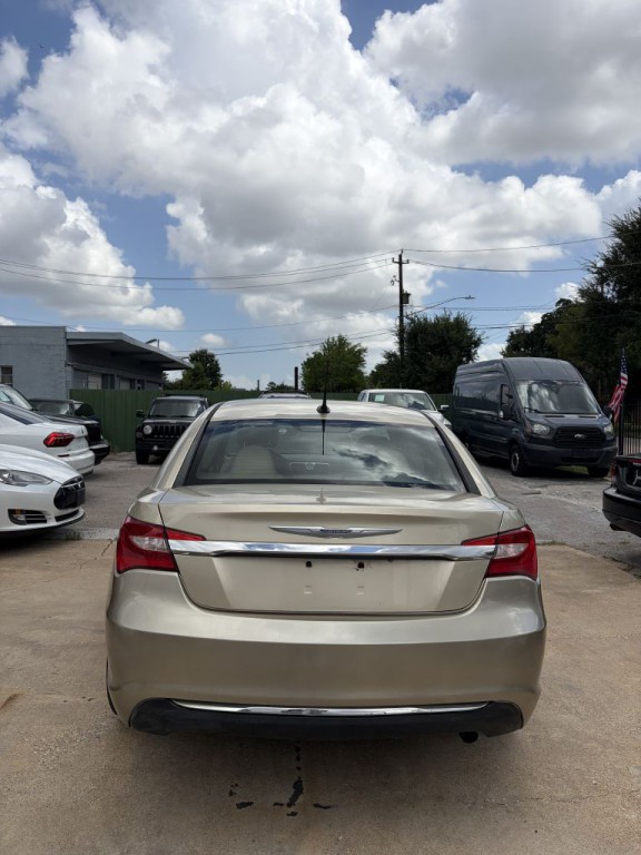 2011 Chrysler 200 Image 35