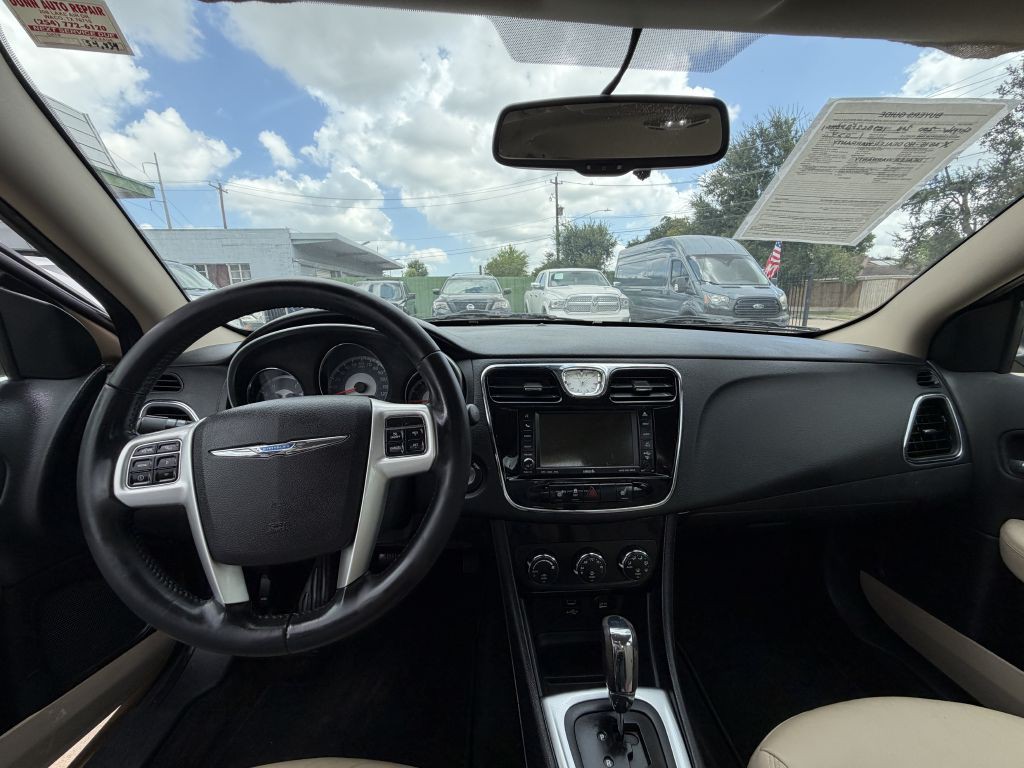 2011 Chrysler 200 Image 37