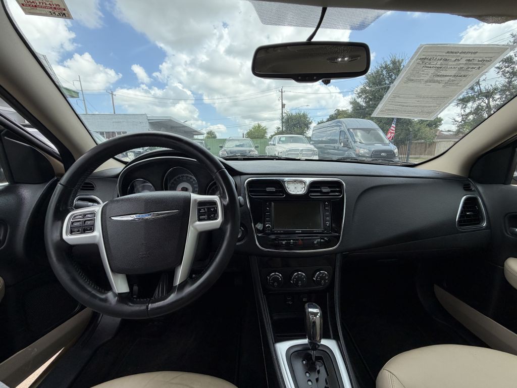 2011 Chrysler 200 Image 38