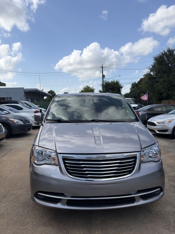 2014 Chrysler Town & Country Image 3