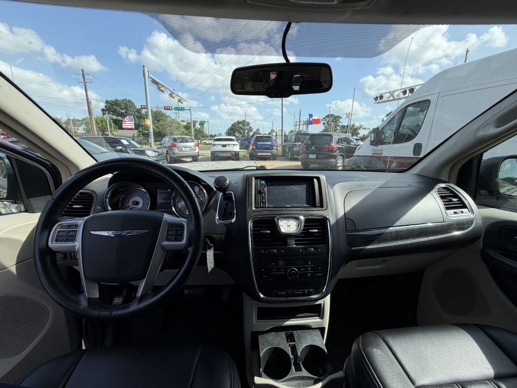 2014 Chrysler Town & Country Image 22
