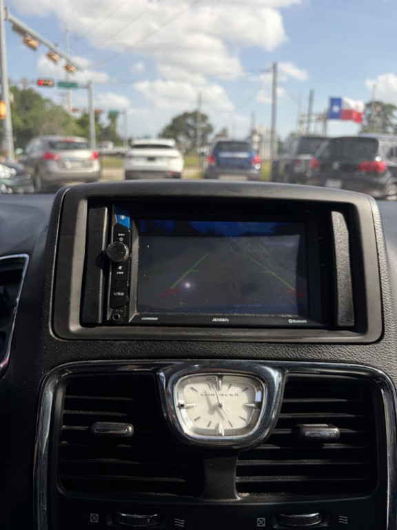 2014 Chrysler Town & Country Image 25