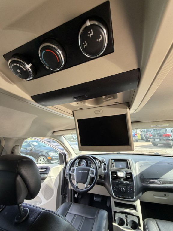 2014 Chrysler Town & Country Image 32