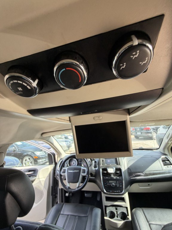 2014 Chrysler Town & Country Image 33