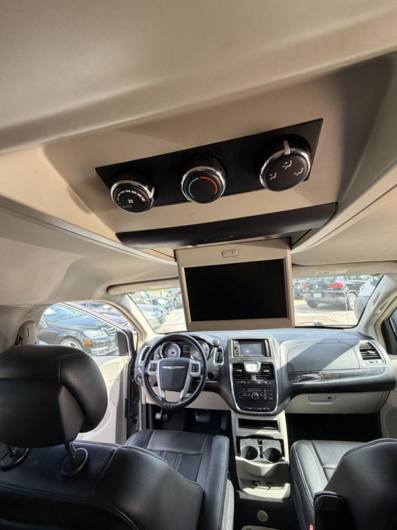 2014 Chrysler Town & Country Image 34