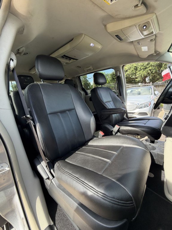 2014 Chrysler Town & Country Image 38