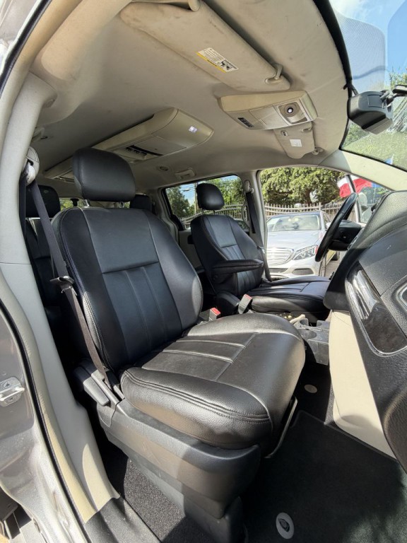 2014 Chrysler Town & Country Image 39