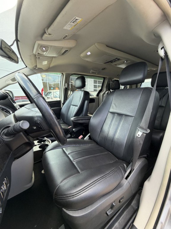 2014 Chrysler Town & Country Image 44