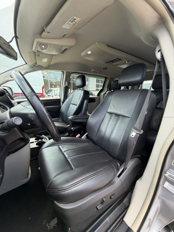 2014 Chrysler Town & Country Image 45
