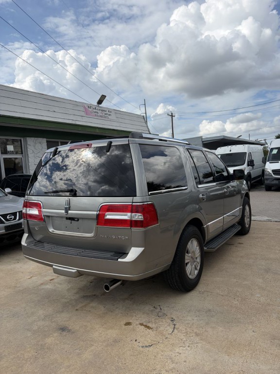 2008 Lincoln Navigator Image 2