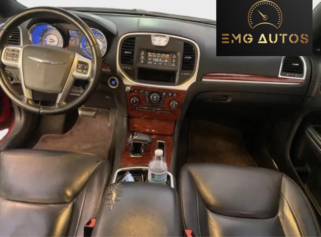 2012 Chrysler 300 Image 6