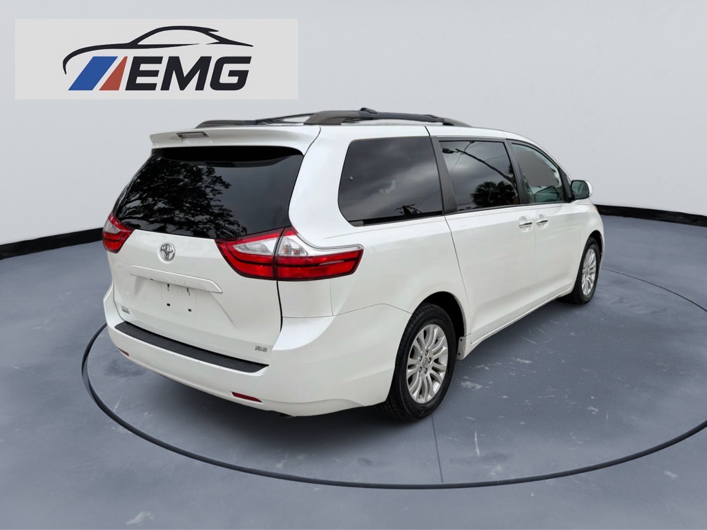 2017 Toyota Sienna Image 5
