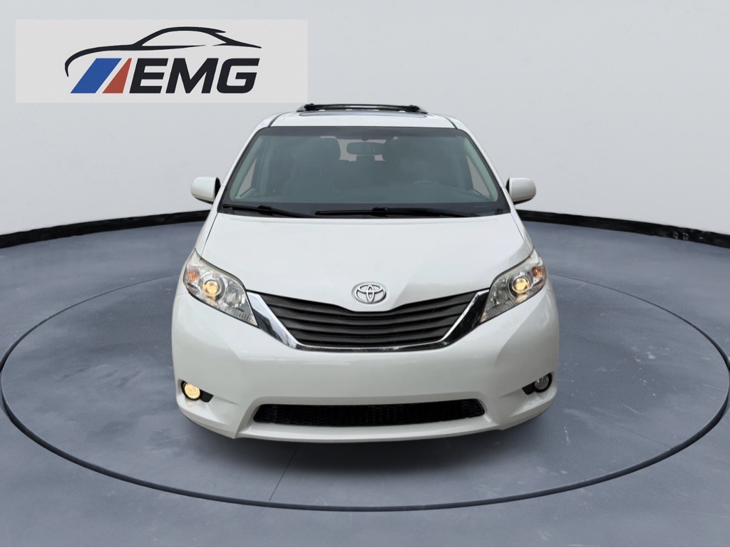 2017 Toyota Sienna Image 8