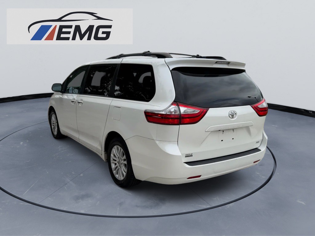 2017 Toyota Sienna Image 10