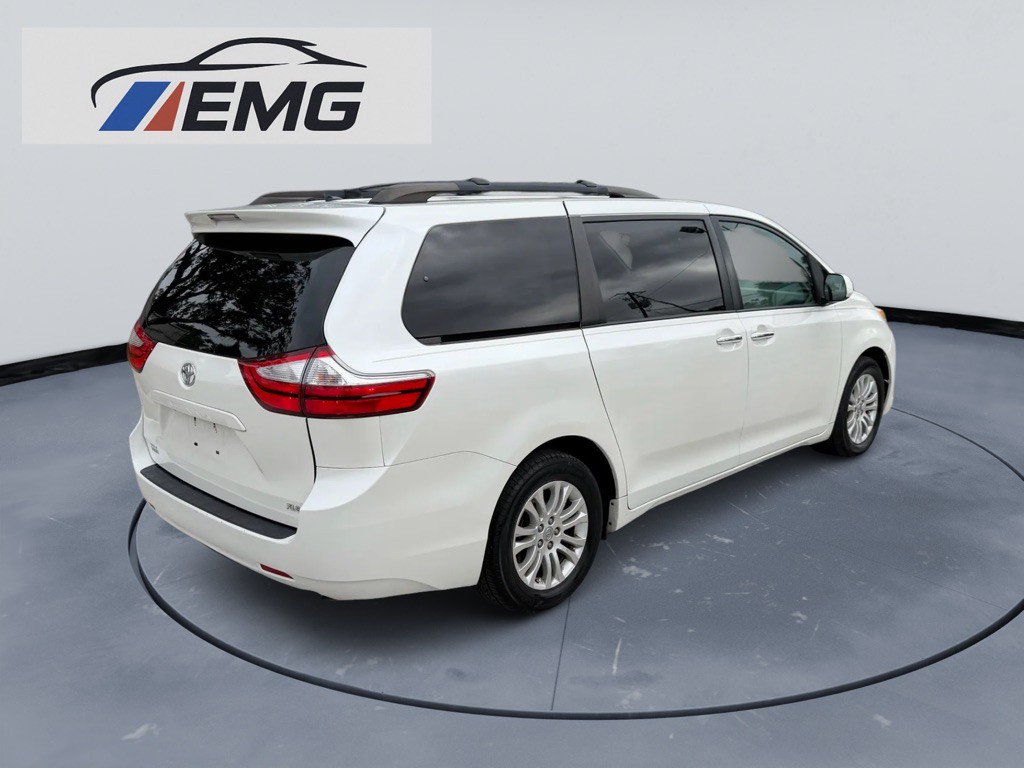 2017 Toyota Sienna Image 11