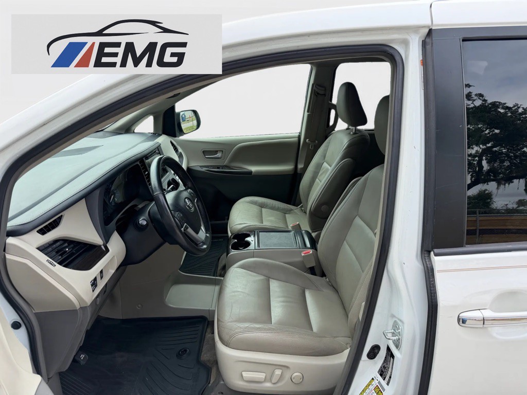 2017 Toyota Sienna Image 13