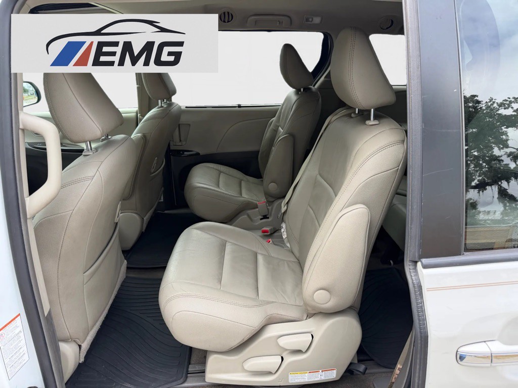 2017 Toyota Sienna Image 14