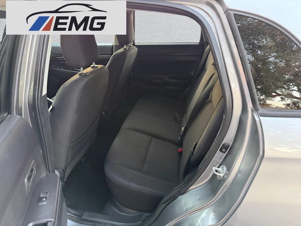 2015 Mitsubishi Outlander Image 12