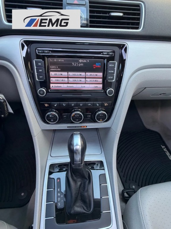 2012 Volkswagen Passat Image 32