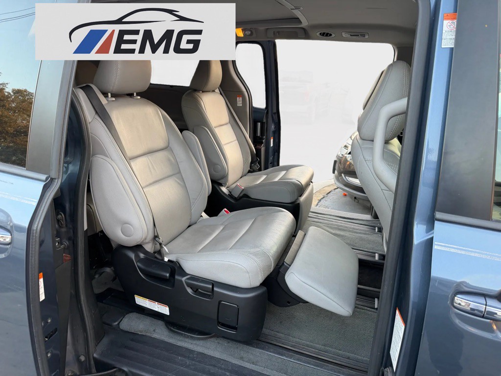 2016 Toyota Sienna Image 8