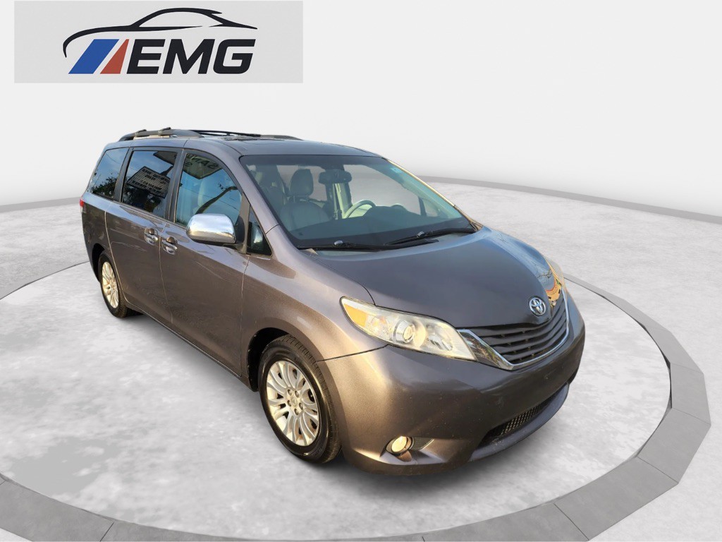 2015 Toyota Sienna Image 1
