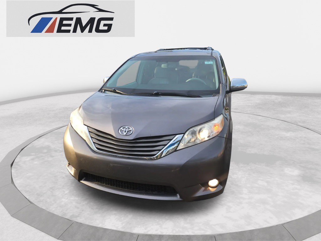 2015 Toyota Sienna Image 2