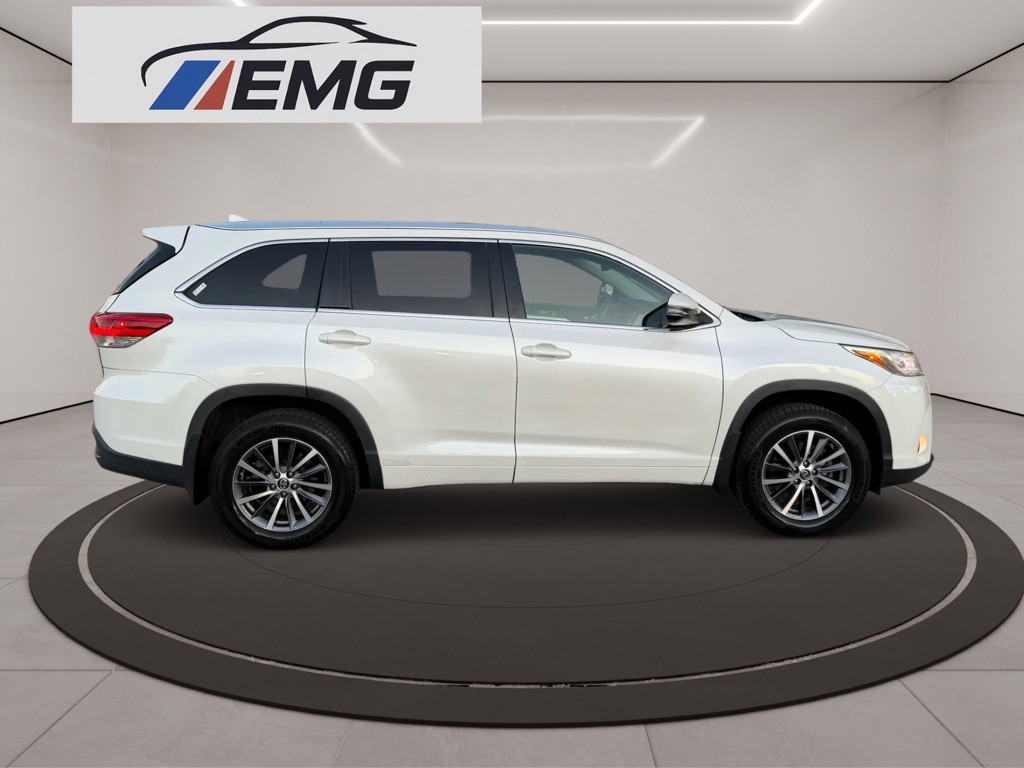 2017 Toyota Highlander Image 2