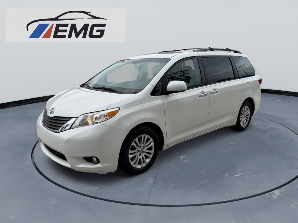 2015 Toyota Sienna Image 2