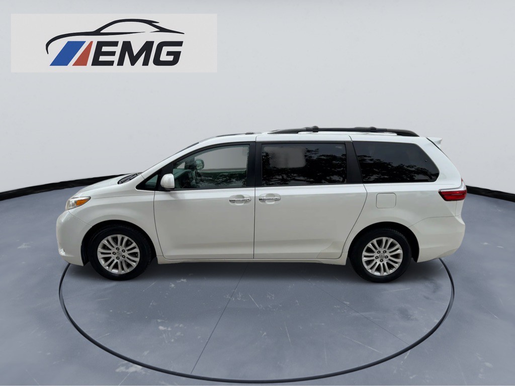 2015 Toyota Sienna Image 3