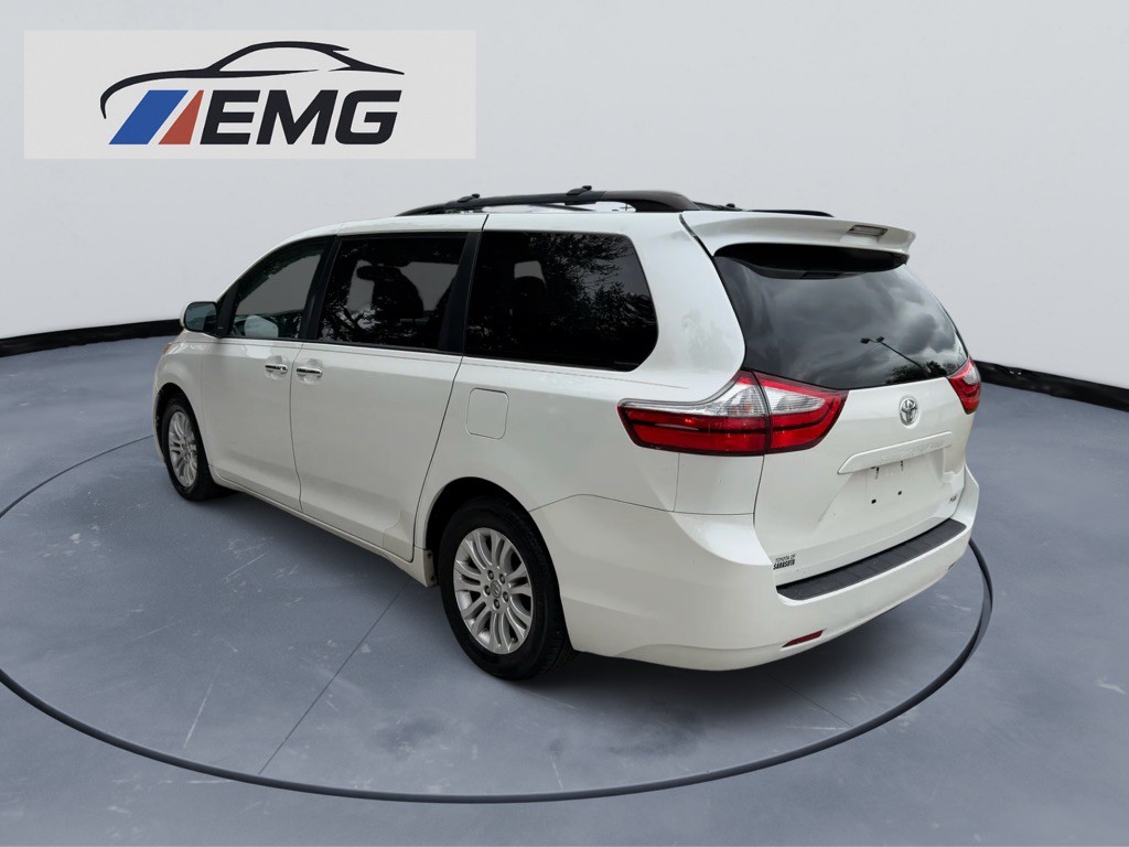 2015 Toyota Sienna Image 5