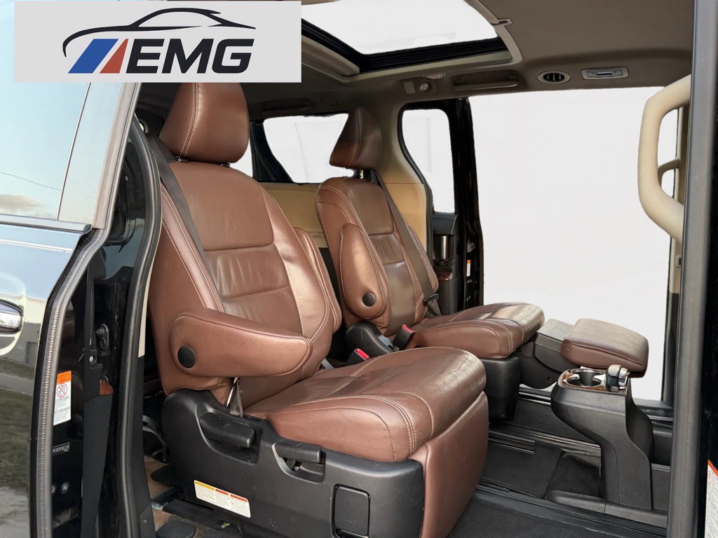2017 Toyota Sienna Image 2