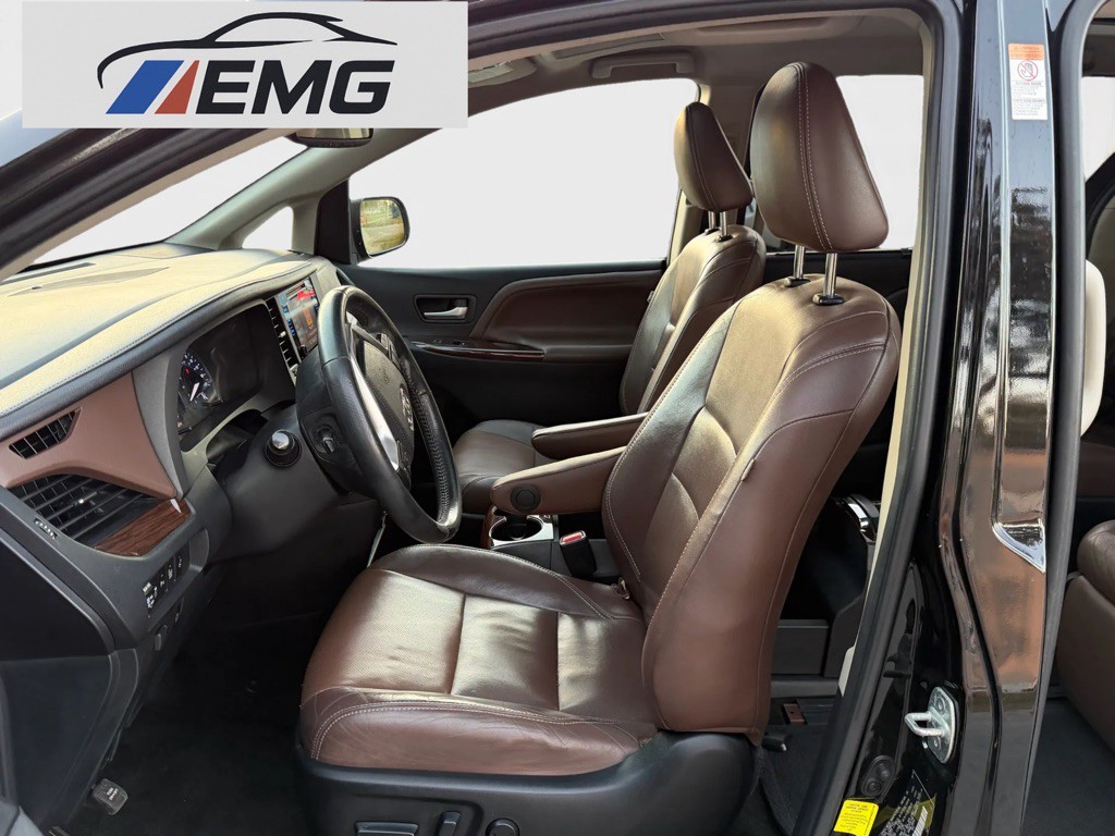 2017 Toyota Sienna Image 3
