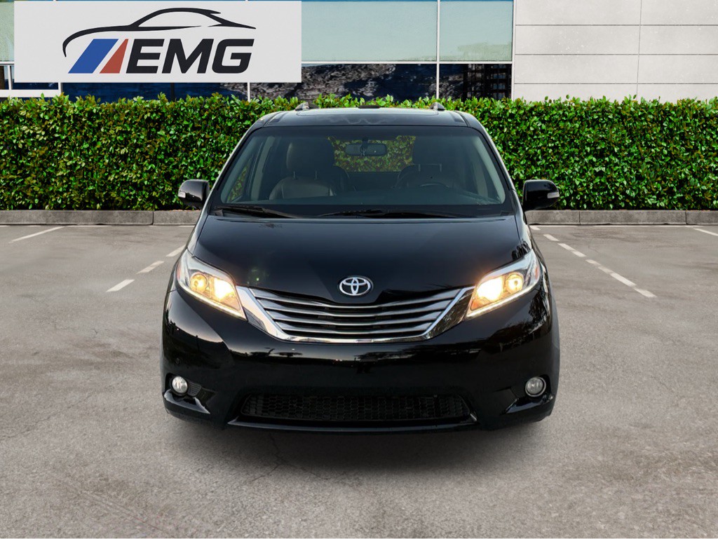 2017 Toyota Sienna Image 6