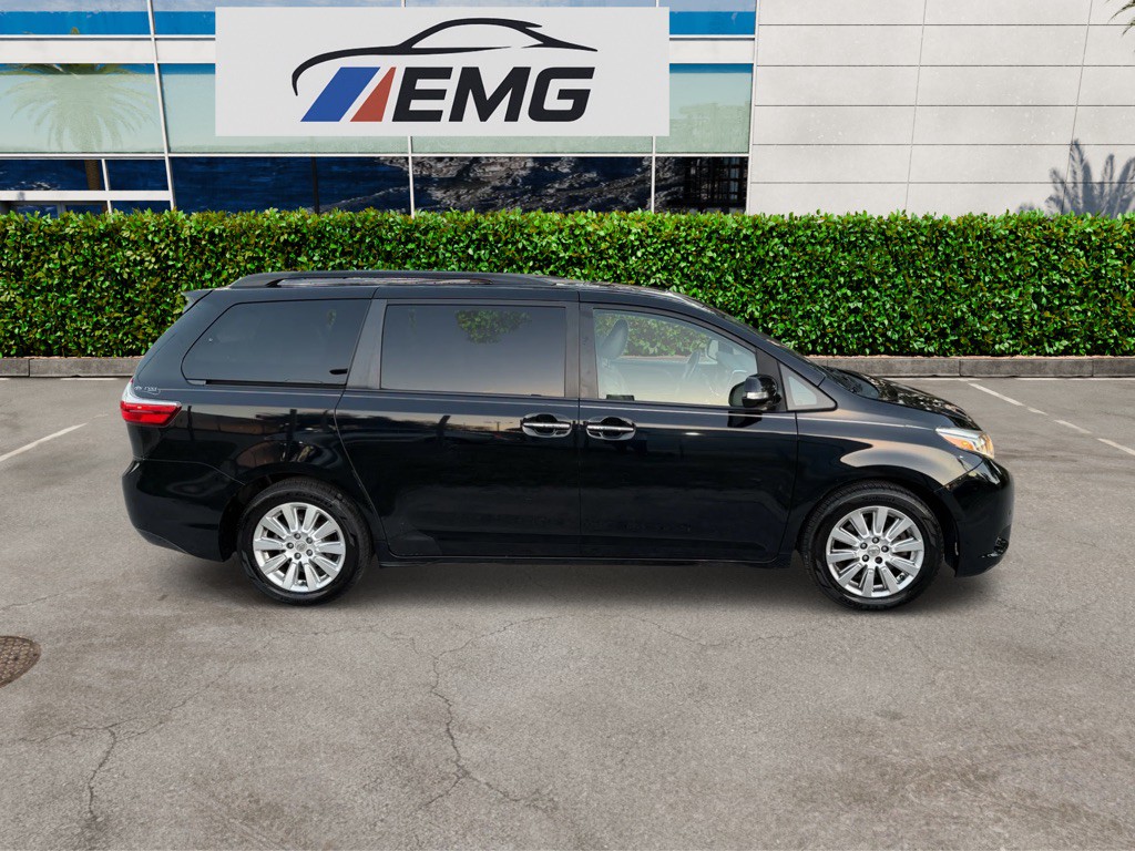 2017 Toyota Sienna Image 7