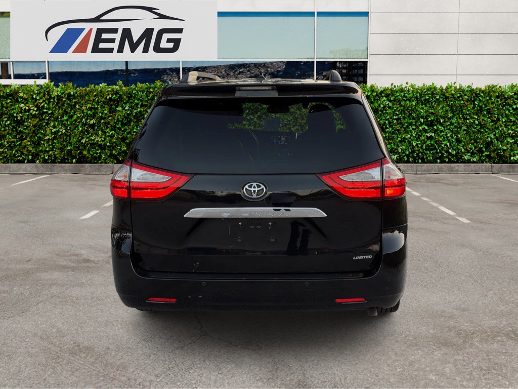 2017 Toyota Sienna Image 9